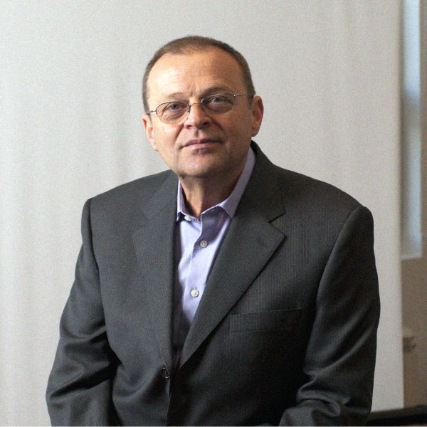 "Principalele provocări cărora trebuie să le facem faţă sunt cadrul legislativ, puterea scăzută de cumpărare a populaţiei, nevoia de a ţine pasul cu evoluţia bolilor şi noutăţilor din ghidurile terapeutice, crearea unei sinergii între suplimentele şi medicamentele din portofoliu, consolidarea lanţurilor de farmacii în detrimentul farmaciilor independente, globalizarea industriei", ne-a declarat Dan Vasile.