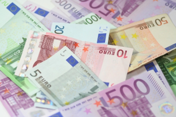Euro a fost cotat la 4,6564 lei