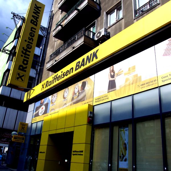"Am luat un credit în CHF, iar banca îmi spune că am trei împrumuturi"