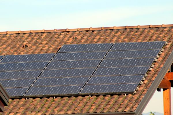 ANRE: Companiile de energie vor fi obligate să preia electricitatea produsă de persoanele fizice