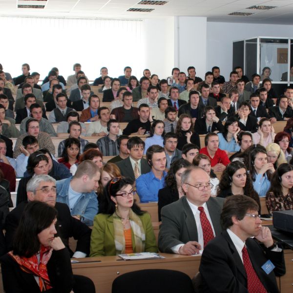 "Creditele garantate de stat, posibil să crească taxele de studii"