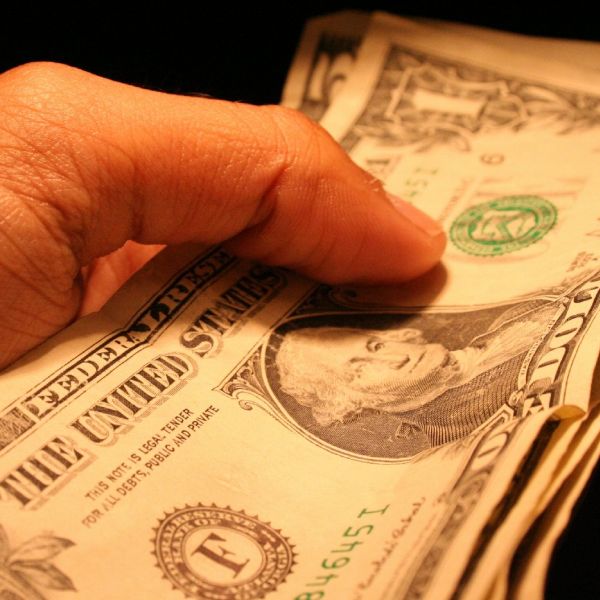 Dolarul a scăzut, în aşteptarea deciziei de politică monetară a Fed
