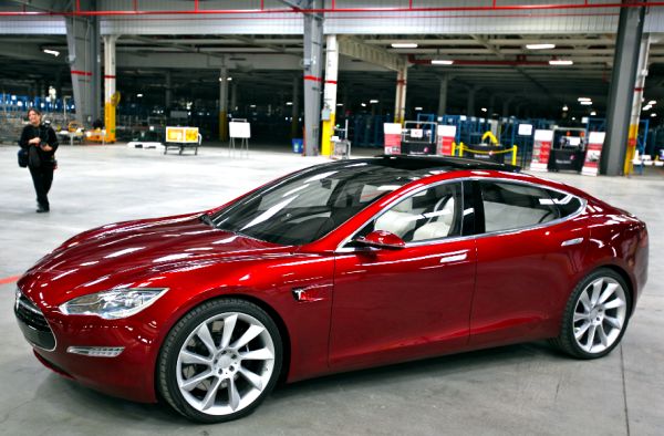 "Tesla" concediază 9% din angajaţi