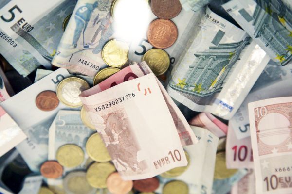 Euro s-a apreciat la 4,6695 lei