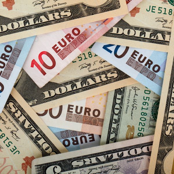 UE, dispusă să negocieze cu SUA pentru soluţionarea disputelor comerciale