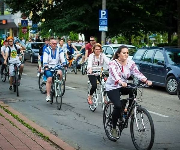 Ia românească, sărbătorită pe biciclete
