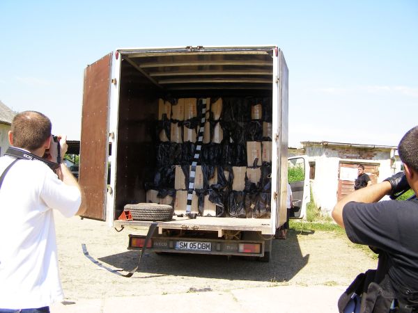 "Traficul cu ţigări de contrabandă - una dintre principalele infracţionalităţi de la graniţele ţării"