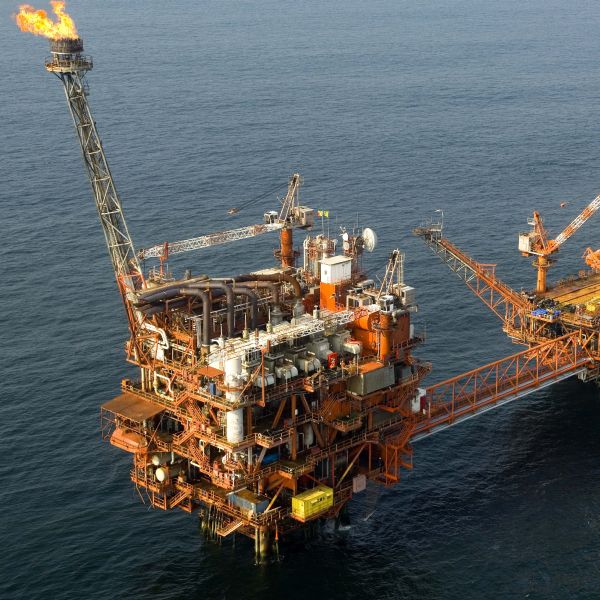 Surse: Arabia Saudită intenţionează să extragă o cantitate record de petrol, în iulie