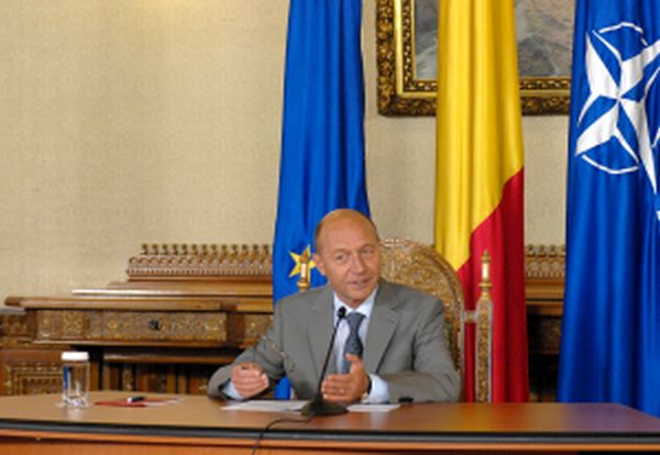 Băsescu: Cine nu sare primeşte condamnare