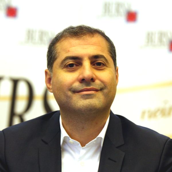 Florin Jianu: "În momentul în care un funcţionar public nu oferă o informaţie publică sau refuză semnarea unui contract, sau angajaţi ai ANAF (n.r. Agenţia Naţională de Administrare Fiscală) decid blocarea contului unei companii, nu este vorba de un folos, ci se crează un dezavantaj pentru toată lumea".