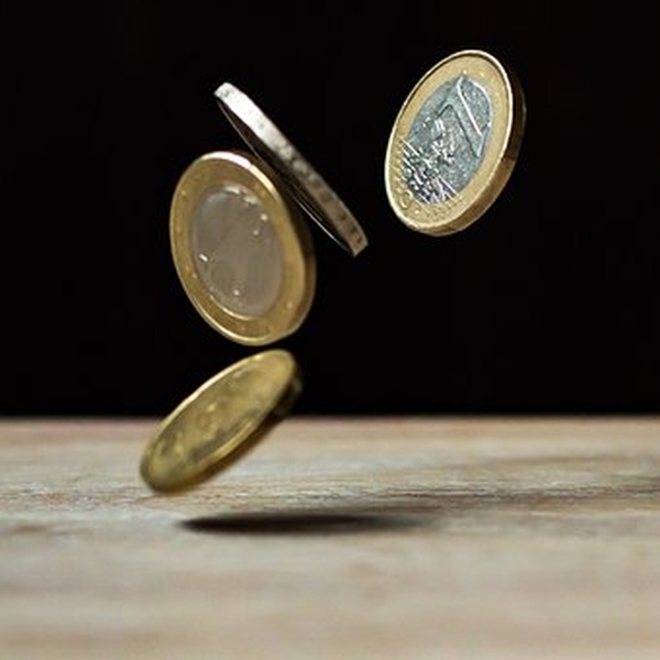 Euro a fost cotat la 4,6587 lei