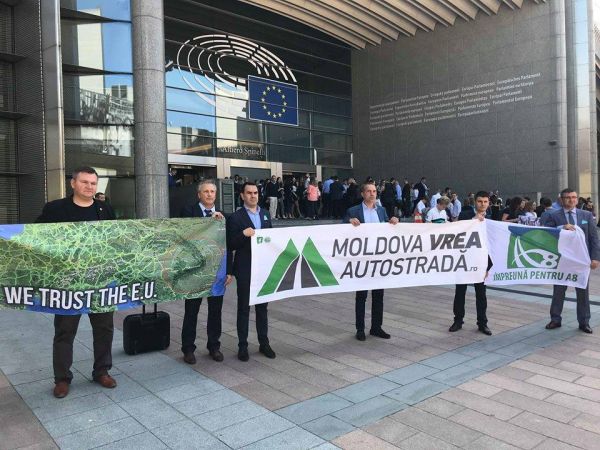 Asociaţiile militante pentru construcţia A8 au tras un semnal de alarmă la Bruxelles
