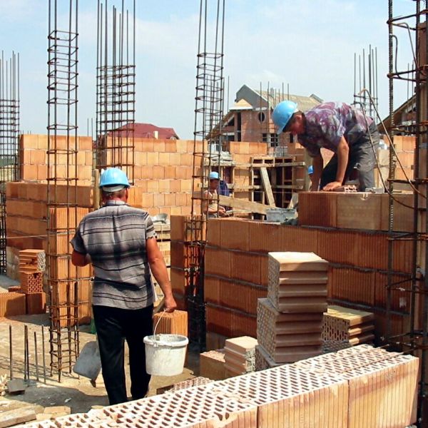 Muncitorii necalificaţi şi agenţii de pază sunt la mare căutare