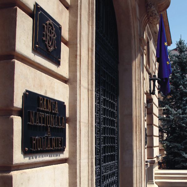 BNR: Deficitul de cont curent şi datoria externă, în creştere