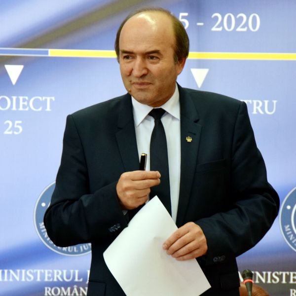 Tudorel Toader: "Ştiţi că Ministerul Justiţiei nu a propus ca magistraţii să se pensioneze la 20 de ani?"