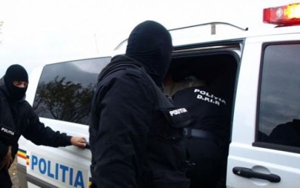 Percheziţii la o instituţie publică într-un dosar de corupţie