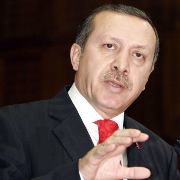 Recep Tayyip Erdogan le-a promis turcilor că "nu vor fi îngenunchiaţi" de criza care a afectat lira în acest an.