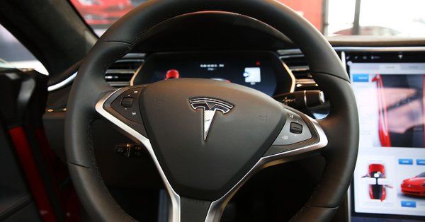 Tesla nu se retrage de la bursă 