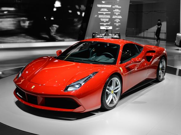 Automobilele Ferrari, un pariu mai bun decât acţiunile