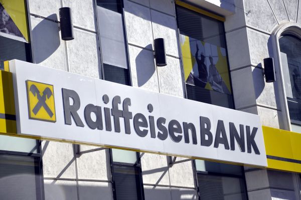 Debitorii: "BNR are de dat explicaţii detaliate în scandalul RaiffeisenLeaks"