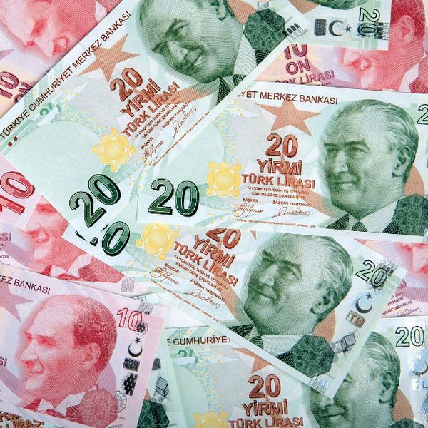 Lira turcească a pierdut şi ieri teren, în faţa dolarului