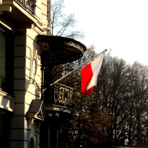 Polonia vrea să taxeze cu 19% mutarea activelor şi producţiei peste hotare
