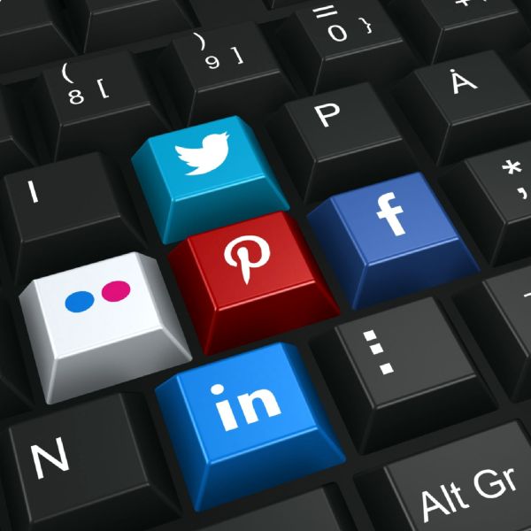 Instagram se luptă cu conturile false, Google, cu Casa Albă