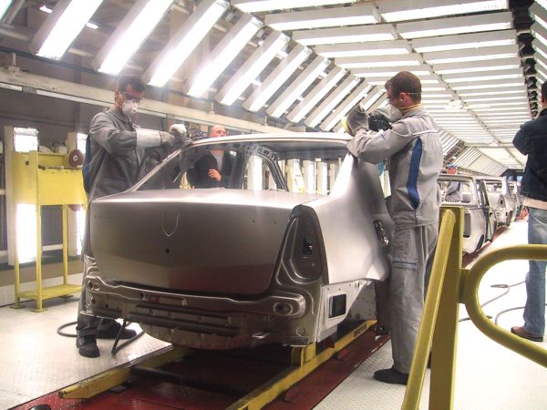 Renault va elimina modelele Dacia vândute sub sigla Renault de pe piaţa din Rusia
