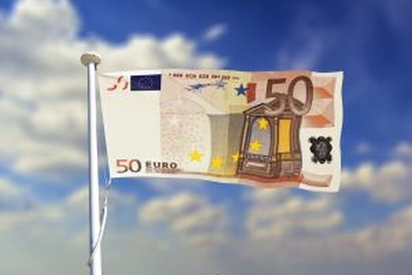 Euro a scăzut la 4,6332 lei
