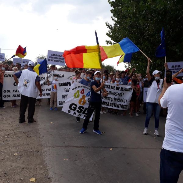Poluarea i-a scos în stradă pe locuitorii din Vidra şi Berceni