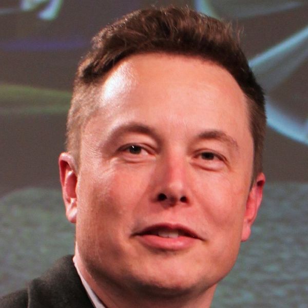 Elon Musk a părut că fumează marijuana în timpul unui interviu, iar acest fapt, împreună cu anunţul demisiei managerului contabil după doar o lună în această funcţie, a dus vineri la scăderea acţiunilor companiei cu până la 9%.