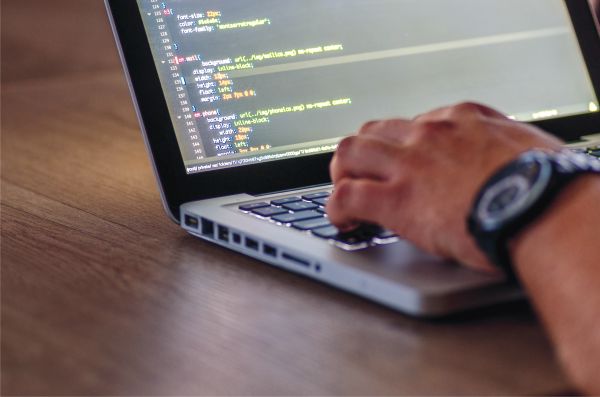 Conţinutul ofensator, combătut cu ajutorul inteligenţei artificiale