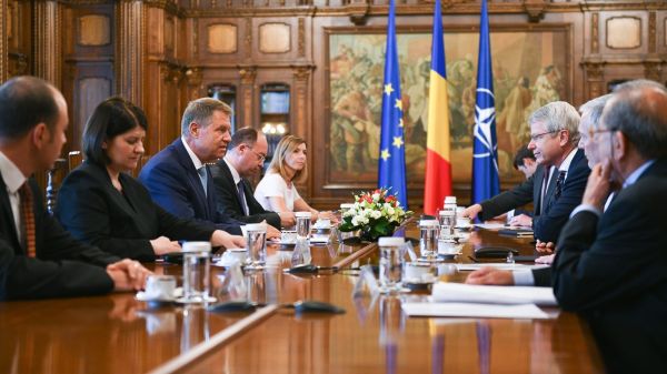 Primele discuţii ale reprezentanţilor Comisiei de la Veneţia cu reprezentanţii autorităţilor române au avut loc, ieri, când membrii delegaţiei s-au întâlnit cu ministrul de justiţie, cu preşedintele ţării şi cu reprezentanţii CSM.