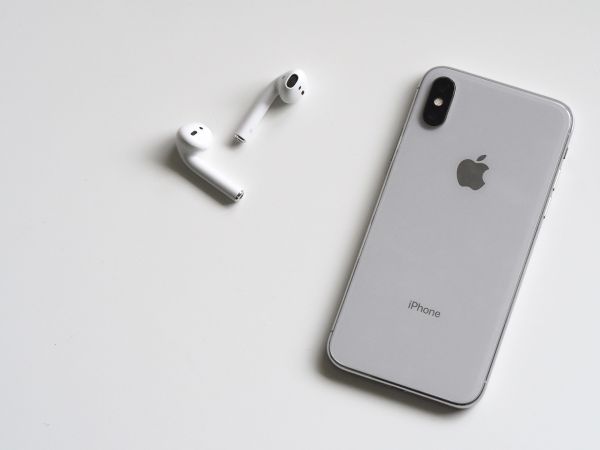 "Apple absoarbe 90% din profitul industriei de smartphone-uri"