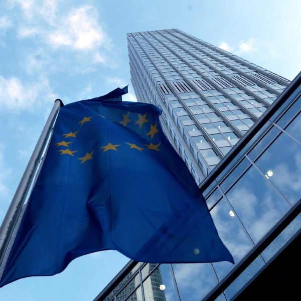 BCE menţine dobânzile şi reduce achiziţiile de obligaţiuni