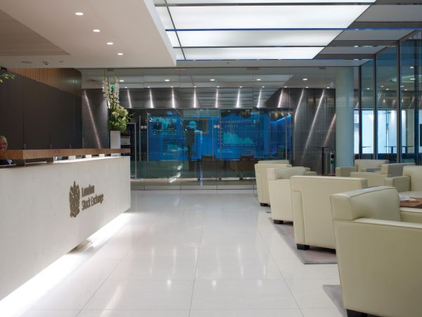LSE negociază revenirea sa în Federaţia Mondială a Burselor
