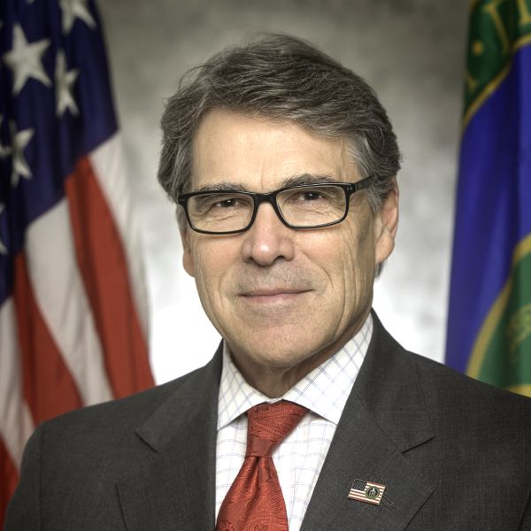 Rick Perry, Secretarul american al energiei: "Există un potenţial foarte mare în rândul statelor din Iniţiativa celor Trei Mări în sfera energiei, care nu trebuie să se limiteze doar la conductele de petrol şi gaz, ci trebuie să se refere şi la energia nucleară, existând planuri în acest sens în Polonia şi Republica Cehă, şi la utilizarea resurselor regenerabile, pentru diversificarea surselor de energie".
