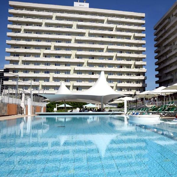 Genesis Property a investit 1,5 milioane euro într-o piscină din ansamblul West Gate