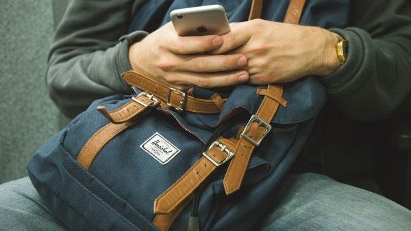 Telefoanele mobile - primele investiţii ale tinerilor