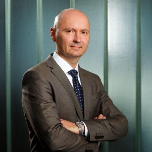 Gabriel Sincu: "Dacă în ceea ce priveşte zona de re-glementare fis-cală putem spune că în România lucrurile arată încurajator, nu acelaşi lucru putem afirma des-pre zona de administrare fiscală, unde birocraţia excesivă şi lipsa spiritului pro-activ din partea autorităţilor dau mari bătăi de cap celor care îşi încearcă norocul pe cont propriu".