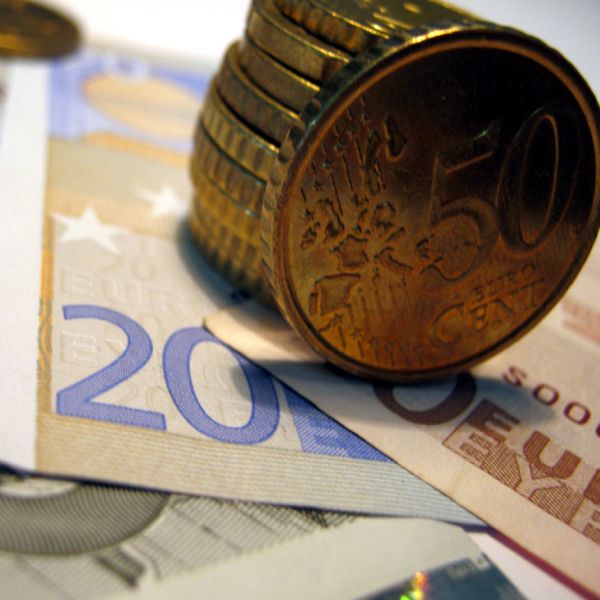 BCE reduce plafonul fondurilor de urgenţă pentru băncile greceşti 