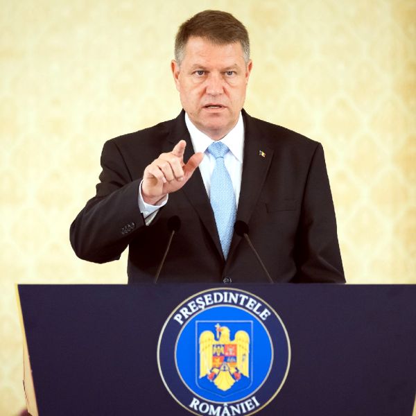Klaus Iohannis, cu spatele la zid