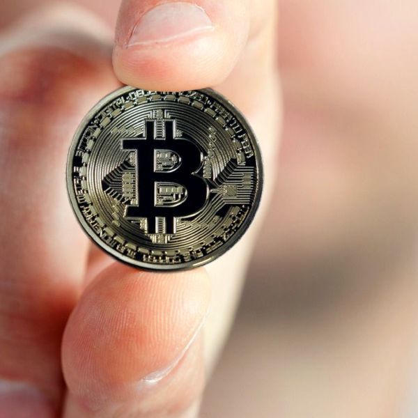 Vacanţe şi maşini, plătite cu bitcoin