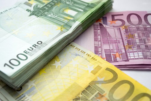 Euro a scăzut la 4,6590 lei