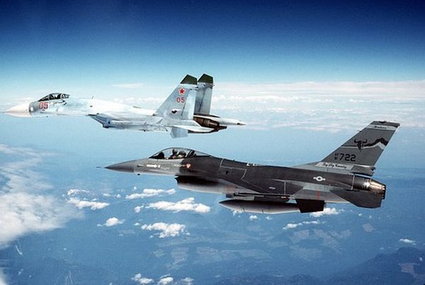 NATO îşi arată muşchii Rusiei prin vaste manevre militare