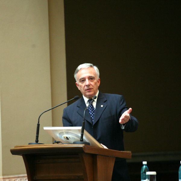 Mugur Isărescu: "Calculăm şi monitorizăm, dar cursul este al pieţei. Mai intervenim când apar confuzii şi încercăm să explicăm care este realitatea pentru că perpetuarea confuziilor este periculoasă".