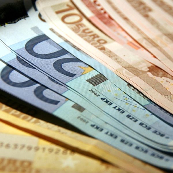 Markit: Activitatea din industria şi serviciile zonei euro, în cel mai mare declin din ultimii doi ani