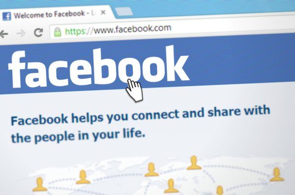 Marea Britanie învinovăţeşte Facebook pentru reclame politice false