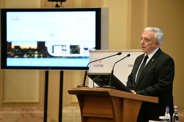 Mugur Isărescu