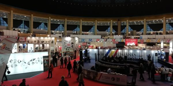 Cartea, interesantă doar la târgurile de profil